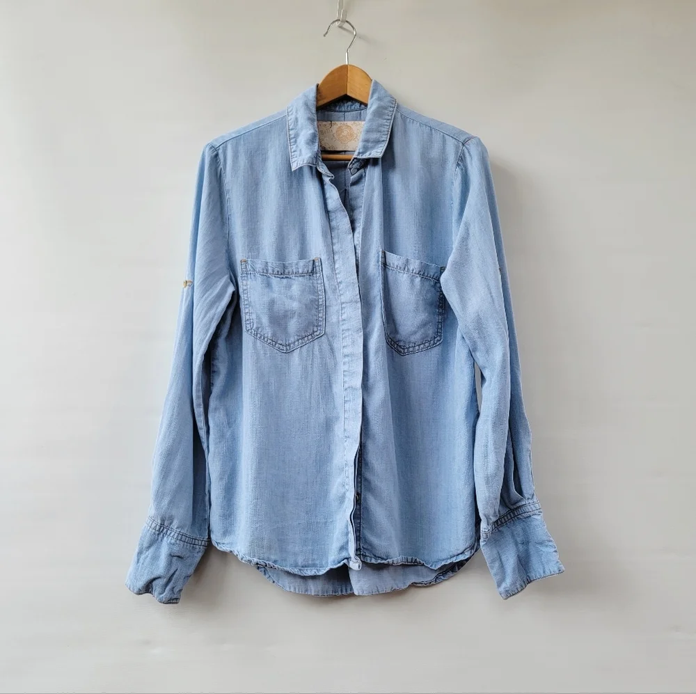 Bella Dahl Chambray Blouse Size Medium Blue Split Back Roll Tab Sleeves Coastal - Picture 2 of 16